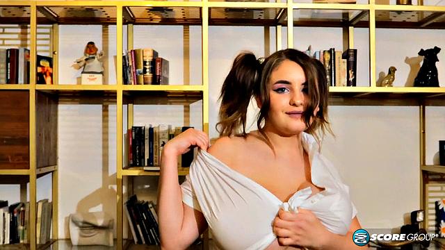 Molly Evans: Busty Dream