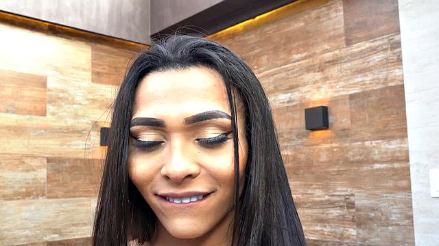 Twerking bootyful trans begs for anal