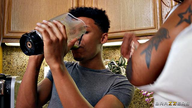 Смотри, как Victoria Cakes дрючит лентяя Lil D и заставляет его работать языком и членом!