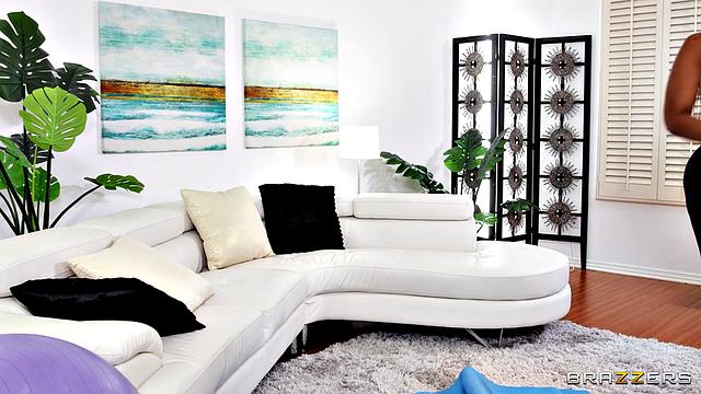 Смотри, как Victoria Cakes дрючит лентяя Lil D и заставляет его работать языком и членом!