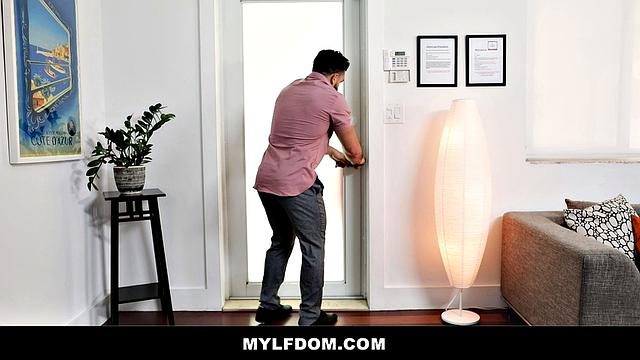 зрелая соблазнительница любит жесткое душение и трах