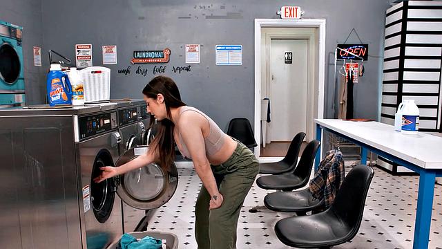 Дженифер Уайт не сдерживается и дрочит прямо в прачечной, её ловят на горячем