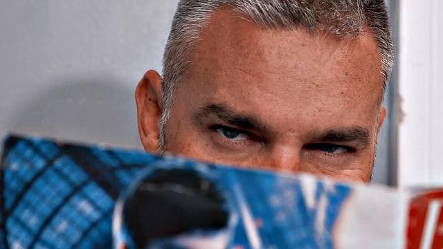 Дженифер Уайт не сдерживается и дрочит прямо в прачечной, её ловят на горячем