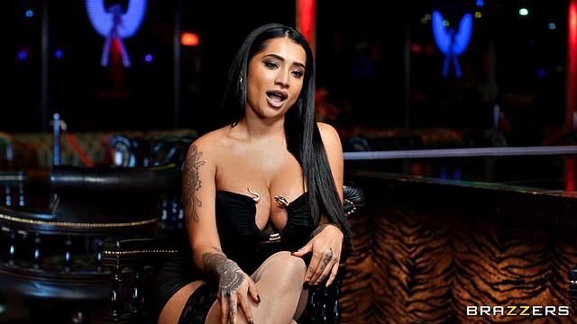 жесткий трах втроем в клубном туалете - она сходит с ума от кайфа