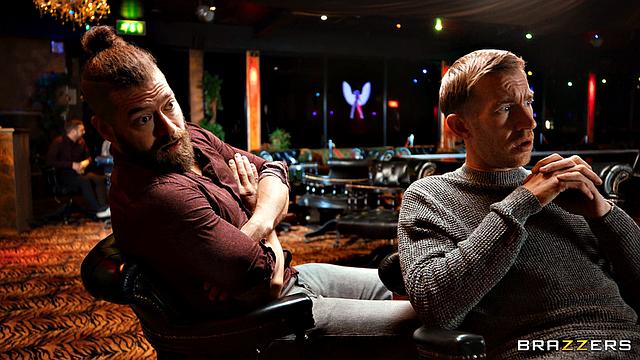 жесткий трах втроем в клубном туалете - она сходит с ума от кайфа