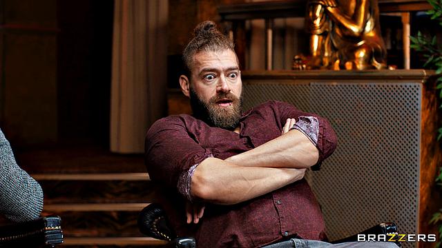 жесткий трах втроем в клубном туалете - она сходит с ума от кайфа