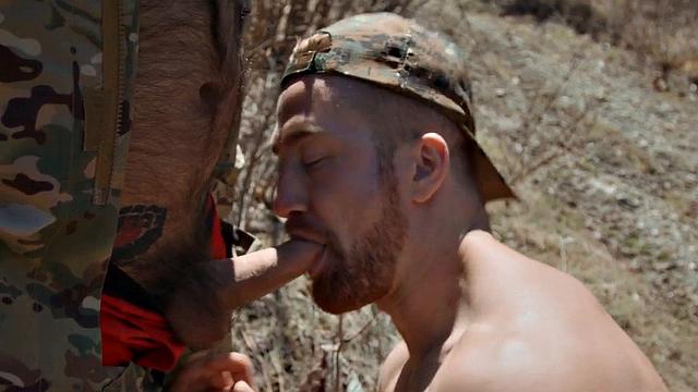 бородатый вояка трахается без гандона с мужиком на квадроцикле на природе