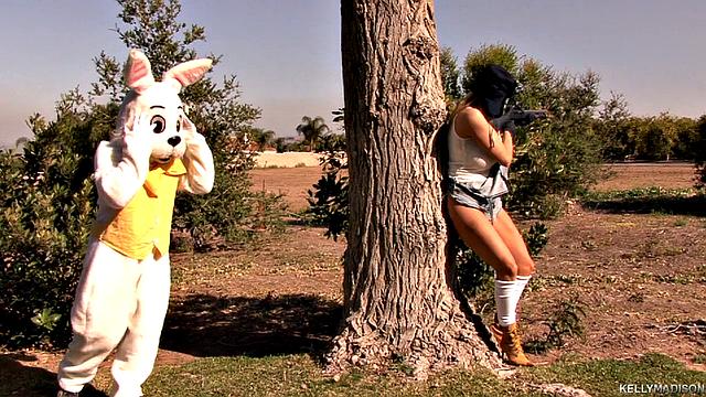 Охотница Келли устроила жаркую траханку на природе