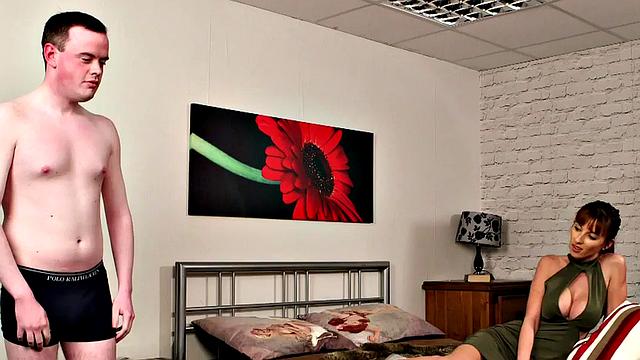 британка с большими сиськами раздевается, парень дрочит рядом