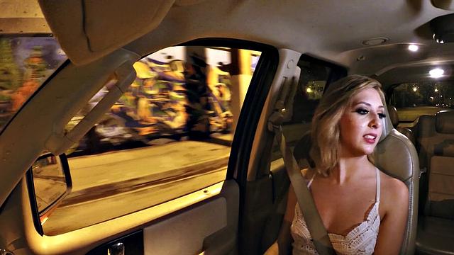 татуированная красотка с гладкой писькой жарко трахается в машине