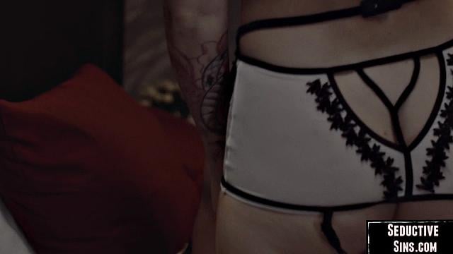 Big-ass babe in stockings pussyfucked