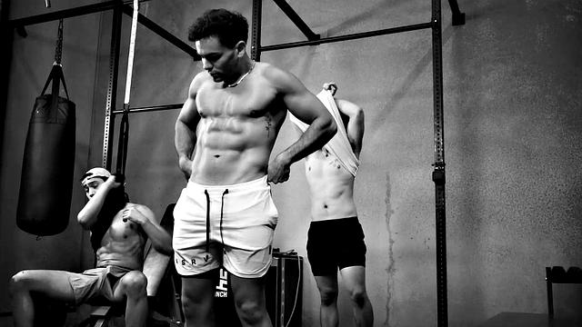 Три качка забили на тренажёры и устроили жару между мужиками