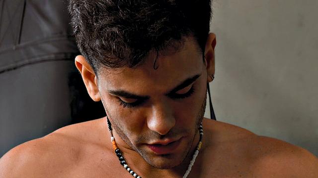 Три качка забили на тренажёры и устроили жару между мужиками