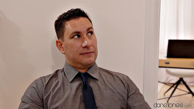 Сексуальная начальница Josy Black проверяет соискателя на прочность анально - резюме тут не при чём!