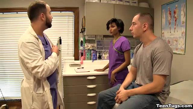 Жасмин Барнс ловко дрочит и собирает сперму для зрителя.