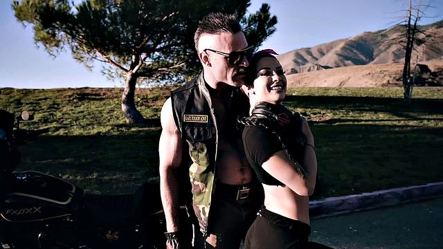 катрина джейд сосёт и ловит густой кончей по лицу