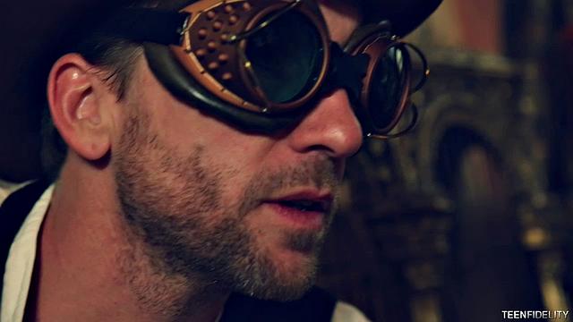 огненно-рыжая в стимпанке жадно сосет и получает по полной