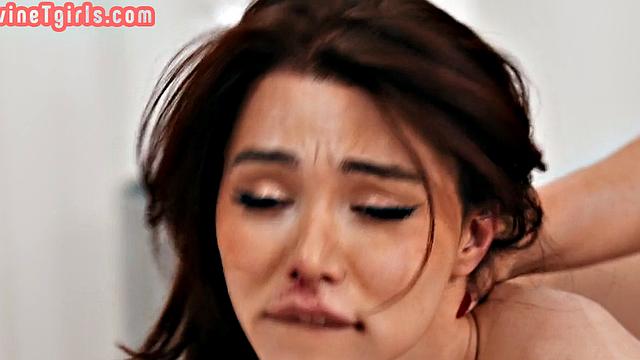 Учитель йоги не смог устоять перед большой жопой транса-вот это растяжка!