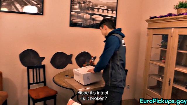 Крепкий гей-студ трахает незнакомца раком и кончает на камеру перед дрочкой.