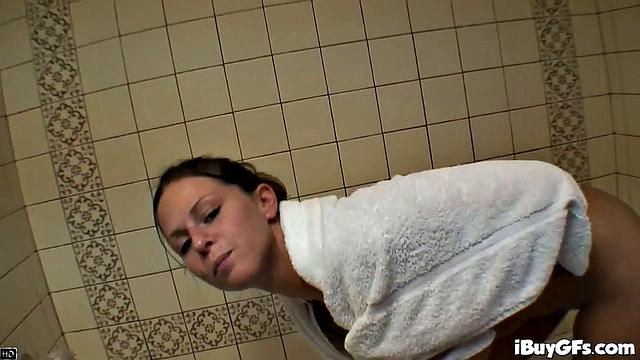 Рэйчел Рокс трёт себя голая перед камерой и дразнит большими сиськами.