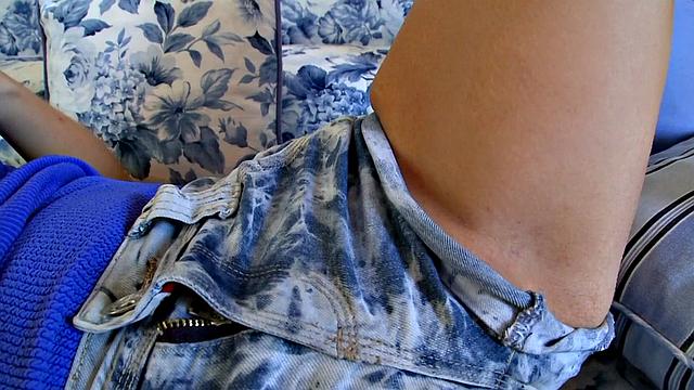 блондинка долли дрочит и мнет сиськи на ямайке