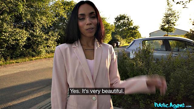 Колумбийская красотка в татуировках крутит жопой в стрингах и сосёт на улице, потом получает жёстко в разных позах