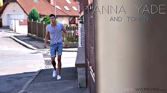 рыжая шлюха сводит ботаника с ума запахом и своими ногами