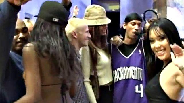 разгорячённые чёрные красотки трахаются на глазах у всей тусовки