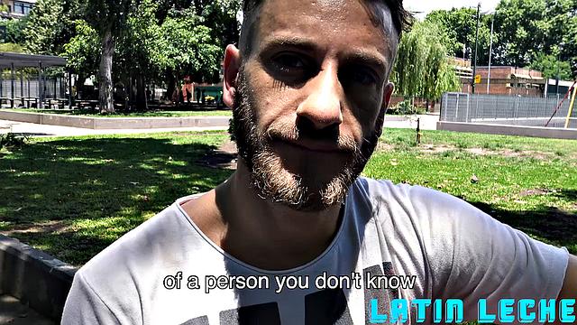 на лавке в парке: уговорил мужика за деньги - теперь он не только дрочит