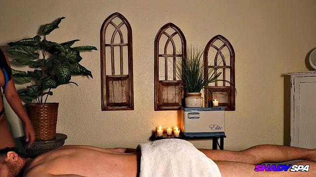 Лола устраивает жаркую разрядку в массажном салоне с хэппи-эндом.