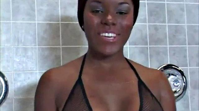 шикарная чернокожая в чулках - страстное минет и жёсткий трах в раздевалке