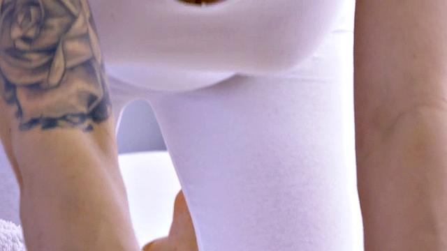 Lez MILF masseuse scissoring oiled clients muff