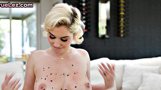 Stunning Lesbo MILFs tribbing