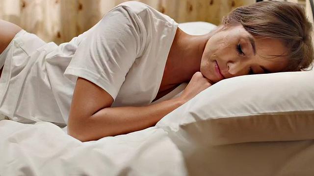 Busty TS babe licks and deepthroats babe in bed