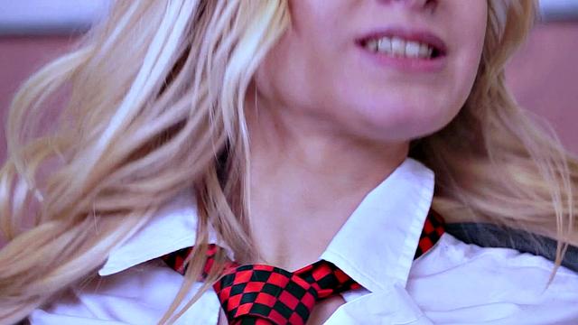 блондинка в форме, но командует тут не директор, а её вибратор