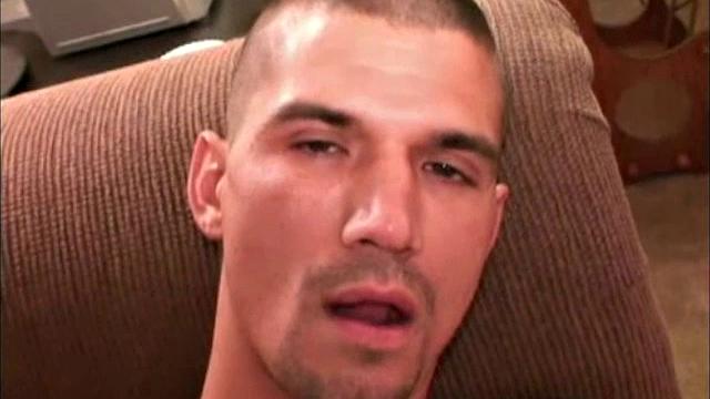 clayton дрочит другу после смены