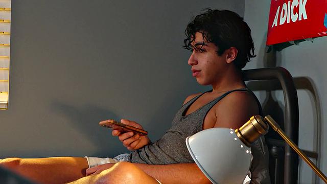 три заряженных твинка устраивают жару в поезде