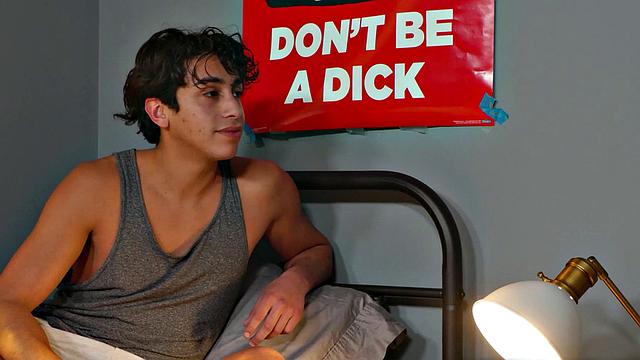 три заряженных твинка устраивают жару в поезде