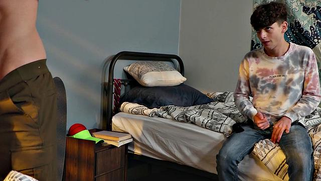 три заряженных твинка устраивают жару в поезде