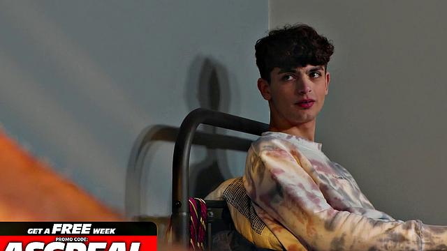 три заряженных твинка устраивают жару в поезде