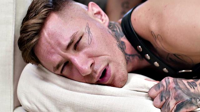 Inked jock blows muscled top before bareback sex