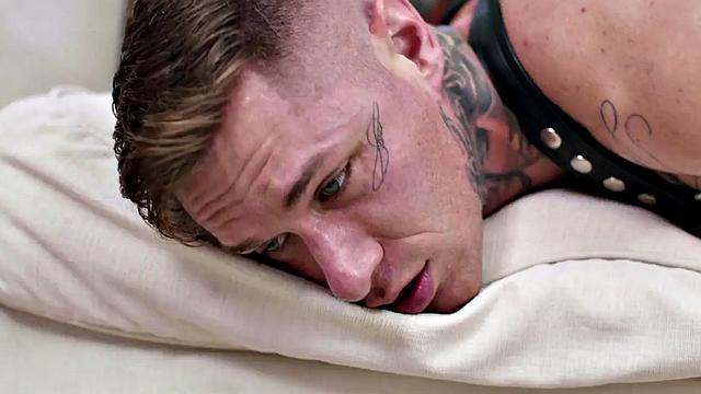 Inked jock blows muscled top before bareback sex