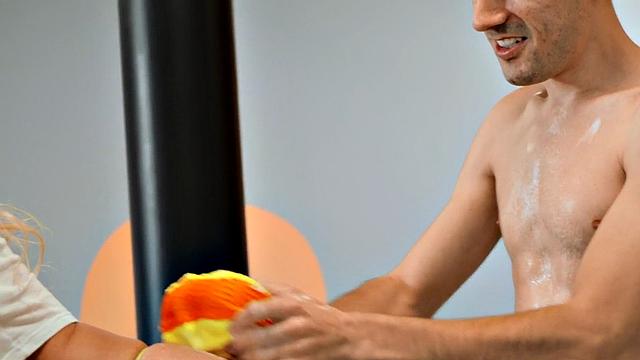 взрослая красотка затаскивает парня на капот, он сходит с ума