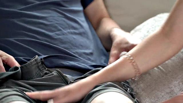 Смотри, как дед трахается с рыжей малолеткой в мокрую киску