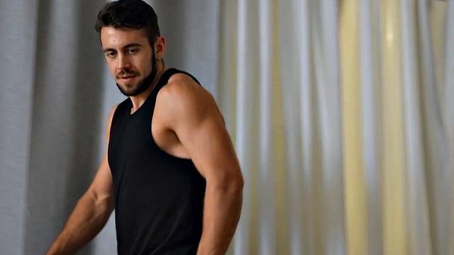 пышногрудая транс-милфа получает голый член на диване