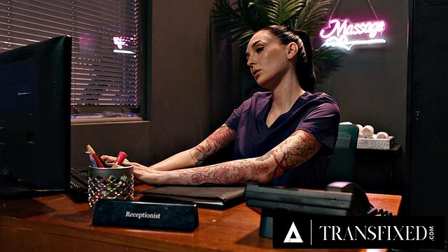 Aubrey Kate с пышной грудью получает масляный массаж от Charlotte Sins и глубокий анальный трах в shemale сцене с наслаждением и страстью.