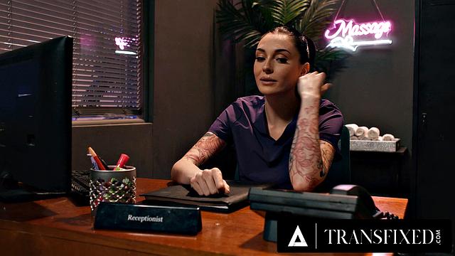 Aubrey Kate с пышной грудью получает масляный массаж от Charlotte Sins и глубокий анальный трах в shemale сцене с наслаждением и страстью.