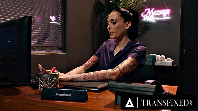 Aubrey Kate с пышной грудью получает масляный массаж от Charlotte Sins и глубокий анальный трах в shemale сцене с наслаждением и страстью.