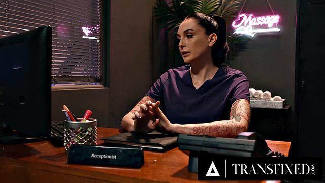 Aubrey Kate с пышной грудью получает масляный массаж от Charlotte Sins и глубокий анальный трах в shemale сцене с наслаждением и страстью.