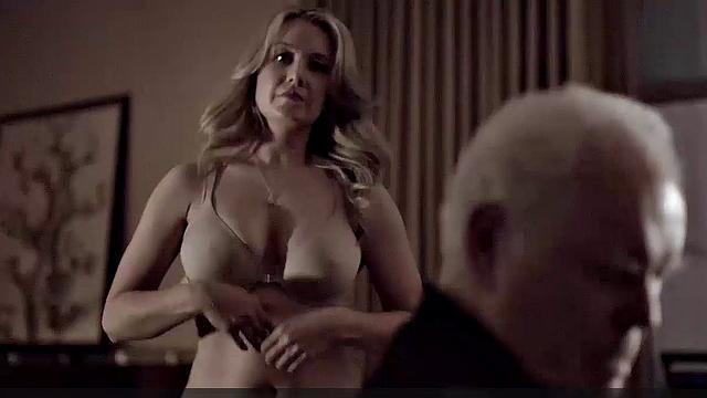 Дженнифер Мадж разворачивает сиськи в гостиной и дразнит зрелым телом